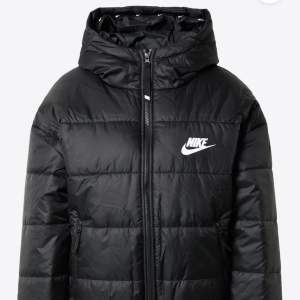 Säljer nu denna Nike jacka. Köpt för 1500 använd under 1 vinter. Därför jag säljer så billigt, passar Xs-s 