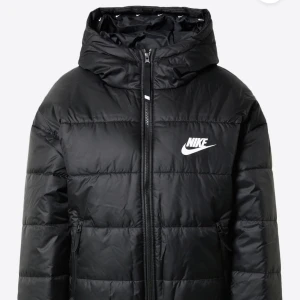 Nike jacka  - Säljer nu denna Nike jacka. Köpt för 1500 använd under 1 vinter. Därför jag säljer så billigt, passar Xs-s  SLITET MÄRKE 