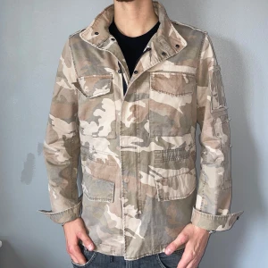 Zadig&Voltaire Fieldjacka Camo - Tja, säljer nu denna riktigt schyssta Zadig overshirten, grym till hösten och vintern! - skick: 10/10 - storlek: M, personen på bild är 185 cm - Nypris: 4800kr. För mer info eller bilder skicka ett meddelande! 
