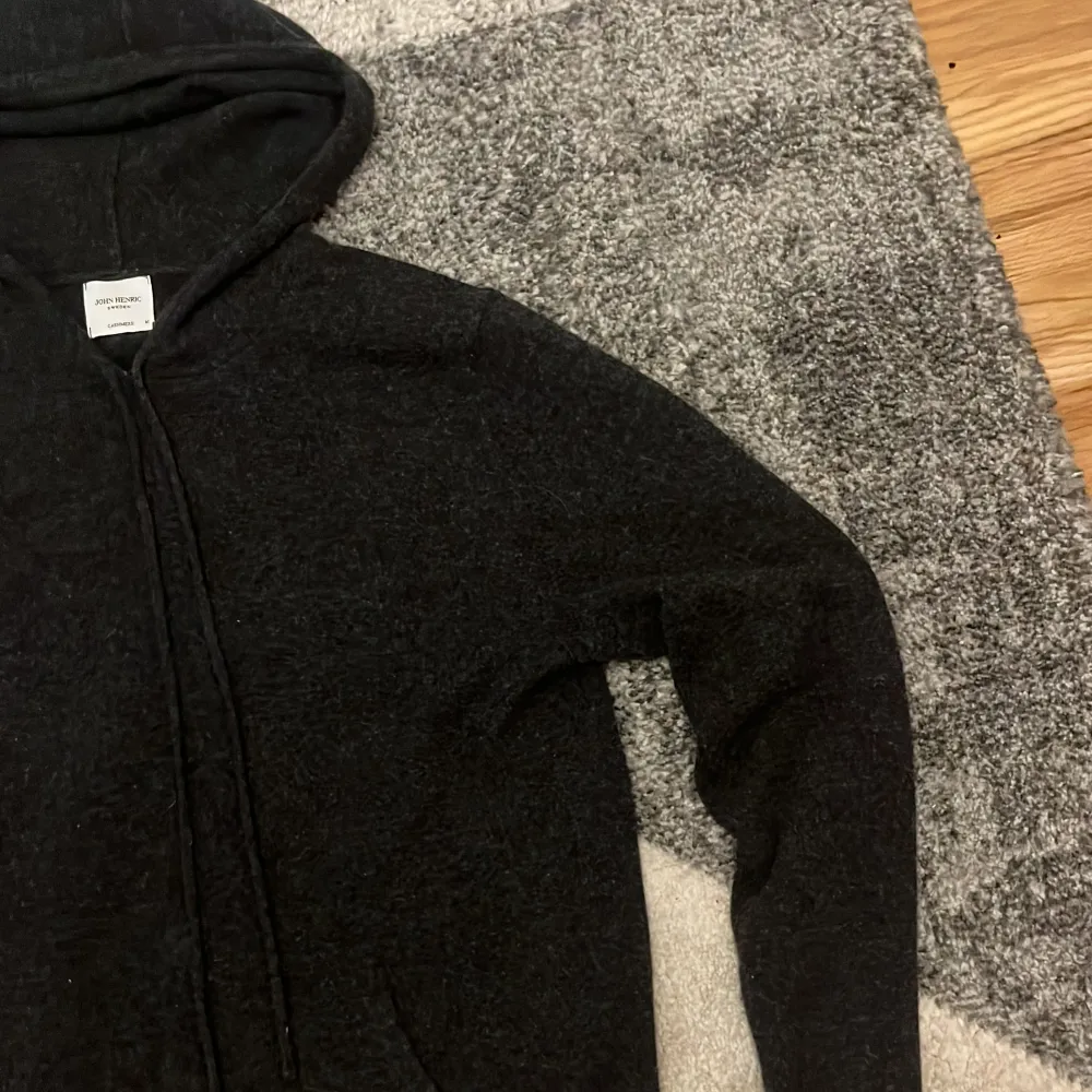 Nyskick använd 1 gång, storlek M köpt på John Henric för 2500kr. Riktigt stilren och varm hoodie🧌🐺😀✅👍🏼. Hoodies.