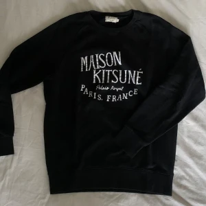 Maison Kitsuné tröja - Tröja från Maison Kitsuné köpt i Köpenhamn. Tröjan är i storlek L men passar troligtvis även dig som har M.