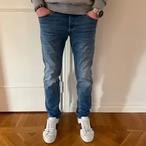 Blå jeans från Jack & Jones, storlek 29/30, skick 9/10, orginalpris 999kr vårat pris 399kr, skriv om du har frågor ✅🤗