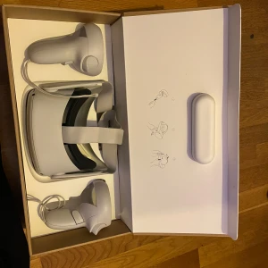 VR headset - Oculus quest 2 VR 128 gb, inga skador och funkar perfekt! Kommer med köpta spelet ’Superhot VR’ och gratis spel. 120 hz.