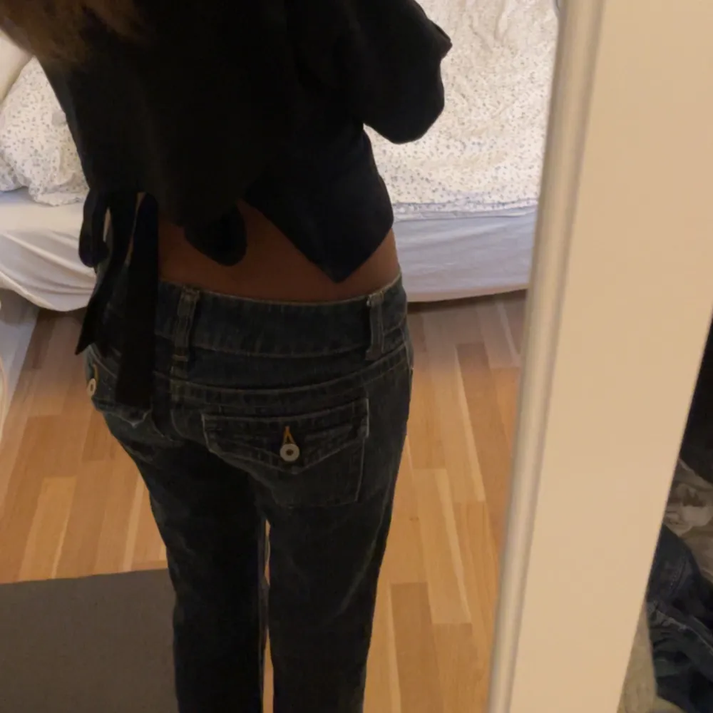 Jätte fina lpgmidjade bootcut jeans från guess, skriv privat för mer info!!!. Jeans & Byxor.