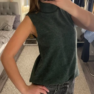 Grön polotopp - Grön topp med polokrage från zara. Så fin nu till hösten!! Hör av er vid frågor och prisförslag!