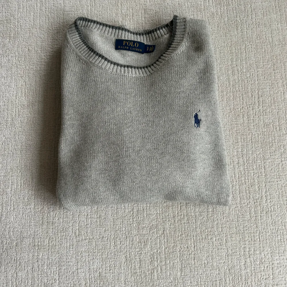 Stickad Ralph lauren sweatshirt som är i nyskick.  Passar perfekt nu till höst och vintern!  Nypris är 2200kr. Stickat.