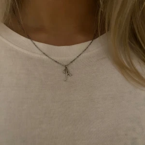 Silverhalsband med A-berlock  - Superfint halsband med silver A-berlock, knappt använt så i nyskick💓