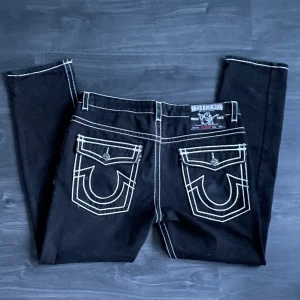 True religion  - Fett coola Trueys 🔥🔥  Säljs på grund av att de it var baggy. Midja: 49, Ytterben: 111, innerben: 82, benöppning: 33, fotöppning: 20 👽🔥