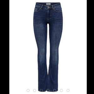 Only jeans  - Midrise bootcut jeans från only💗 Bra skick förutom längst ner där de är lite slitna (bild 5)! Storlek M, men mycket stretchigt material så passar nog mindre och större! 