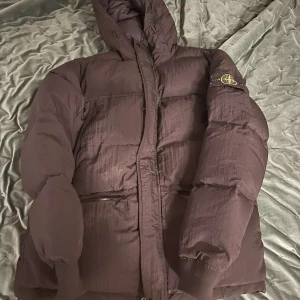 Stone Island Jacka - Säljer nu denna Stone Island. Skicket är bra och jackan kommer med en black label tagg också.