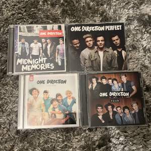 4 One Direction cd-skiva 💿  Albumen Four, Up all night, Midning Memories och en skiva med 5 exklusiva låtar! Säljer bara alla tillsammans! 