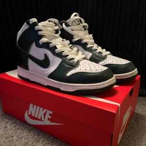 Nike dunk ”Spartan green” - Storlek 43. Använda en gång. Köpta för ca 3000 för nått år sedan. Pris kan självklart diskuteras.