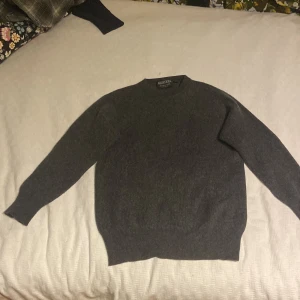 Cashmere tröja - Riktigt skön tröja i cashmere. Tröjan har som små ribbningar vilket gör att den inte ser så vanlig och tråkig ut. På etiketten står det M tröjan passar S  den har inga defekter eller andra tecken på användning.