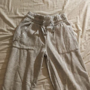 Gråa mjukisar och svarta kostymbyxor - Ett par gråa mjukis byxor och ett par svarta kostymbyxor. 100kr för båda