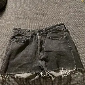 Säljer ett par svarts shorts från H&M. Inte använda så mycket och fint skick. Stl 36