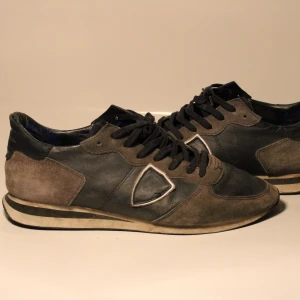 Phillipe modell trainers - Phillipe modell skor i storlek 42-43. Skorna har varit med om en del men har absolut mer att ge. BOX, extra snören & tack kort från PM ingår.