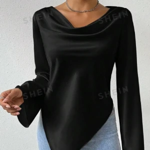 En satin blus - En svart satin blus som aldrig har använts! Jätte fin o bekväm och passar alla årstider 😜