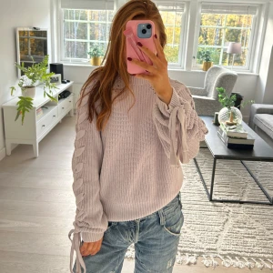 Tröja med knytning  - Sp cool stickad tröja med knytningar på armarna ❤️❤️ Rekomenderar starkt, en av mina favoriter men känner att den inte kommer till användning längre ☺️