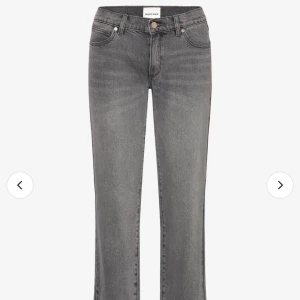 Abrand Jenas Lågmidjade - Supersnygga mörkgrå lågmidjade jeans från Abrand Jeans💗De är i storlek 26 i modellen A ’99 low straight