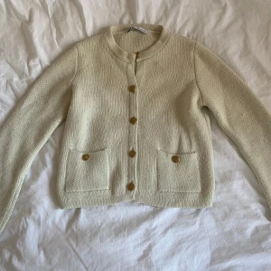 Stickad kofta - Stickad kofta från zara, liten i storleken är en M men sitter som en S, lite nopprig men annars bra, köpt på vinted