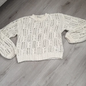 En stickad NELLY ihållig tröja, storlek L - En stickad vit ihållig tröja, storlek L från NELLY. 