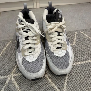 Air Max 90 Futura 40,5 - Nike air Max 90 Futura. Gråa och vita, använda två ggr. Strl 40,5. 