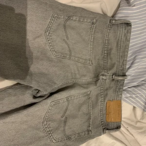 Gråa Jack and Jones jeans, loose fit  - Jag säljer mina snygga Jack and Jones jeans. Dom är loose fit. Dom är lite trasiga vid botten, fråga gärna om bild på det trasiga om du är intresserad 