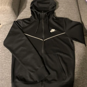 Nike tröja svart - Nike tröja svart nästan som ny 