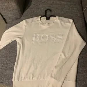 Hugo boss tröja använd den en del det är en favorit  skick 7/10