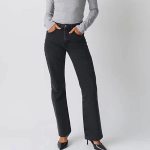Classic boot jeans - Fina jeans från Gina i mörk mörk grå (nästan svart), säljer dessa då de inte kommer till användning alls💓
