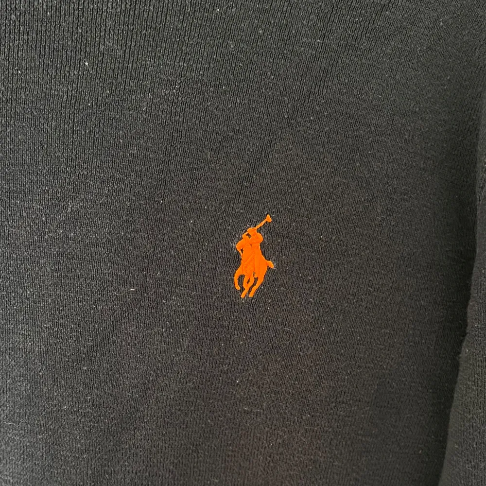 Mycket fin stickad tröja i bomull perfekt nu till vintern Färg mörkblå  Storlek L Skick mycket bra 9/10  Skriv om du har frågor  Pris kan diskuteras vid snabb affär  Har mycket från Ralph Lauren så titta i min profil  . Stickat.