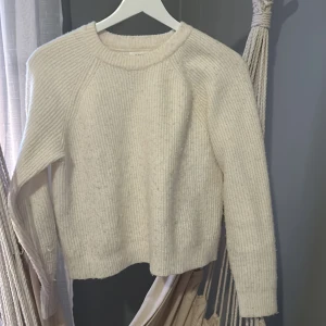 Stickad tröja - Stickad tröja från Zara i bra skick men använd, köpt för 249kr säljer för 120kr