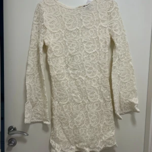 Superfin klänning  - En superfin klänning som jag önskar att jag gilla. Klänningen är jättefin och sitter kroppsnära. Inga defekter, helt ny med prislappen kvar. Färgen är lite off white