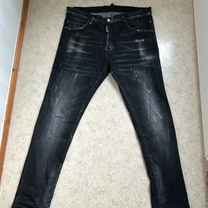 Dsqured2 jeans  - Dsq jeans i väldigt bra skick ganska ny använder ej längre pris kan diskuteras vid snabb affär. Vill byta mot en gg keps