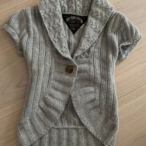 Tommy Hilfiger kofta - En fin Tommy Hilfiger kofta i fint skick💗bra till hösten💗står storlek medium på den men skulle säga s-m, skriv för frågor💗pris kan diskuteras💗