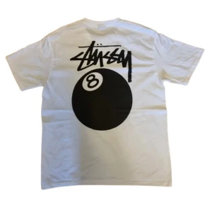 Stussy t-shirt - Säljer nu denna feta stussy tishan eftersom behov av pengar. Den är lite använd och trycket är lite fadeat men skicket är 9/10. Hör av dig om du har frågor!
