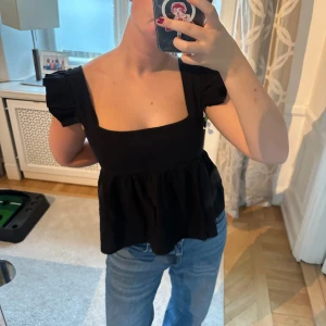 Svart topp - Jättefin topp i linne material som tyvärr är lite förstor för mig!! Vet ej var den är ifrån, ingen lapp 