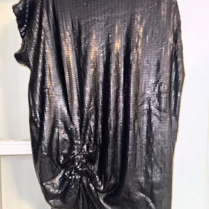 Paljettopp från Forever Unique - Storlek 36. Urringad i ryggen. ✨