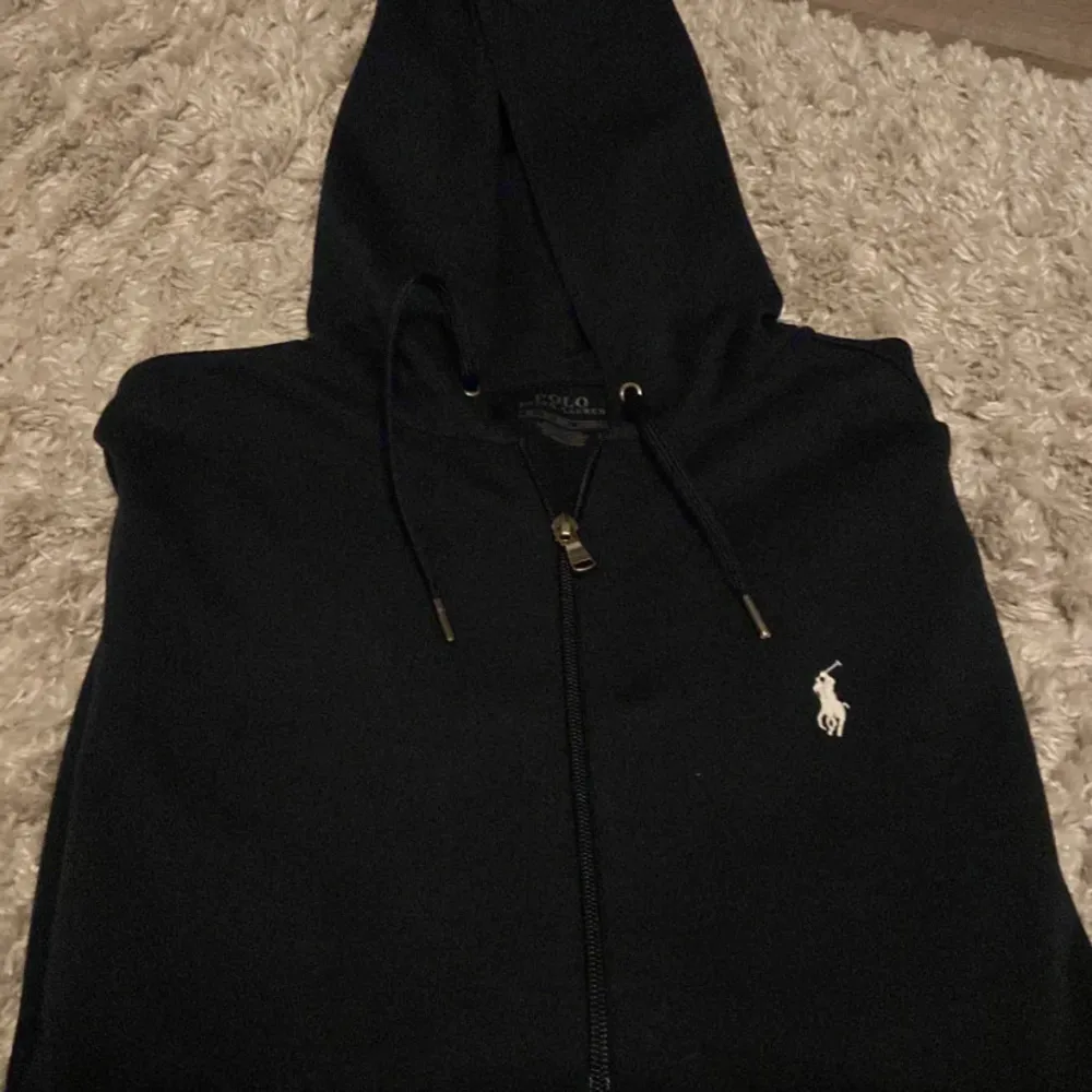 Tja! Säljer en Ralph Lauren zip. | Skick: 10/10 | Storlek: Xs | Nypris: 2195 | Mitt pris: 1700+ frakt | Pris kan alltid diskuteras! | Hör av er vid frågor. Obs! Passar för någon som är 165-175 lång. . Hoodies.