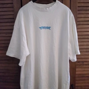 Mega Oversized T-shirt - Står storlek S men sitter som XL-XXL, finns ett litet hål på framsidan, annars är den felfri. 100% bomull.