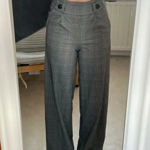 Jdy kostymbyxor - Jättefina och bekväma byxor. Säljer dem då de inte kommer till användning längre🥰