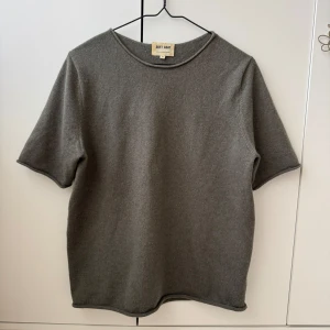 Kashmir t-shirt - Kortärmad tröja i Kashmir från soft goat i storlek M🩷🩷