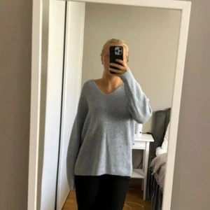 Stickad tröja - Mysig tröja att bara ha hemma eller utomhus. Jätte skönt och mysigt material. 