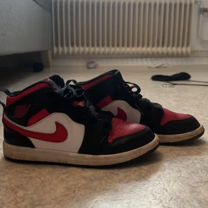 Jordan 1 high röd svart och vit - De är ungefär använda 3 månader, inga skador. 