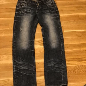 Lab industries jeans - Hej, säljer just nu dessa jeans för att de inte passade min bror. Bra skick. Knappast använd. Färg: mörkblå/svart 