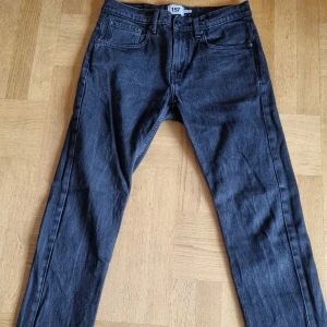 Svarta jeans, W30 L32 - Svarta jeans från Lager 157. Modell New Classic (rak). Storlek W30 L32.