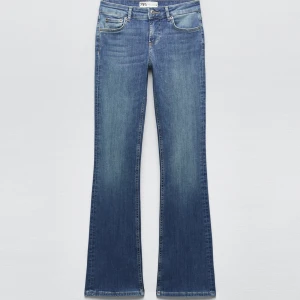 Lågmidjade bootcut jeans  - Lite slitna nere vid hälen men inget man tänker på (skriv för bild) men annars i jätte fint skick  