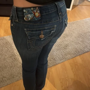True religion jeans! - Superfina men tyvärr för små jeans som jag nu måste sälja, dom är tajta där uppe och går ut vid knäna❤️superfina fickor och köptes på Plick för 900kr, pris kan diskuteras och hör av er för frågor! En av knappar har åkt av men man kan ta bort båda !❤️