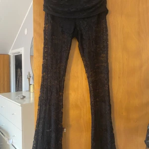 spets byxor  - säljer dessa skit coola spetsbyxor som är helt nya och oanvända🔥😍🔥 Funkar utmärkt med stickad tröja bara men även skit snygga till fest💕💕 Om fler bilder önskas, skriv😍