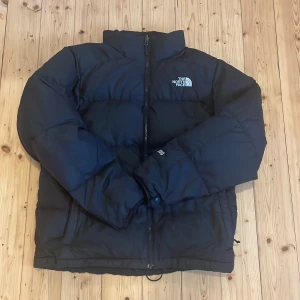The north face jacka  - Säljer denna välanvända the north face jacka. Jacka är köpt för ca 3000 kr för 3 år sedan. Jackan är välanvänd med små några små hål här och där. De har dock fixats med limm. Jackan har dock fortfarande mycket att ge och ser bra ut på håll.  Mvh
